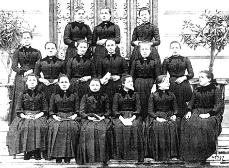 Un contingent de Normaliennes de l’année 1897