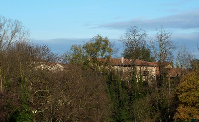 Aperçu de la façade Sud depuis le haut du jardin des Naix.
